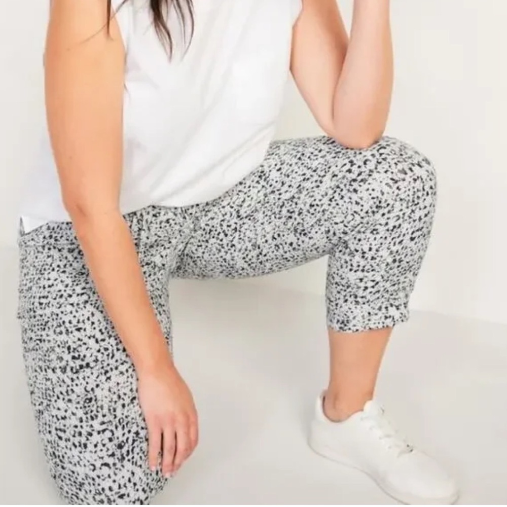 🆕Old Navy High-Waisted StretchTech Utility Crop Pants - Size Small